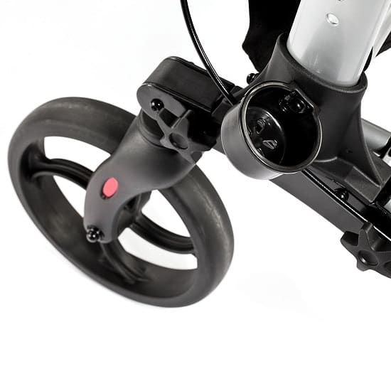 Kierownica i przednie koło elektrycznego roweru z czarnym ramieniem i czerwonym przyciskiem.