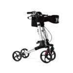 Lekki składany wózek inwalidzki z czarnym siedziskiem i czterema kołami, przeznaczony do poruszania się na co dzień.