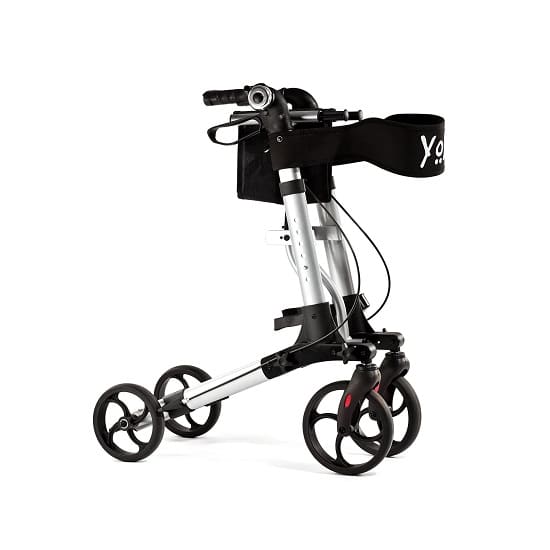 Lekki składany wózek inwalidzki z czarnym siedziskiem i czterema kołami, przeznaczony do poruszania się na co dzień.