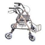 Lekki, składany chodzik z czterema kołami, czarnym siedziskiem i koszykiem na drobne przedmioty.