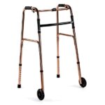 Lekki, składany chodzik z czarnymi rączkami, regulowanym wysokością i kółkami, przeznaczony do wsparcia chodzenia.