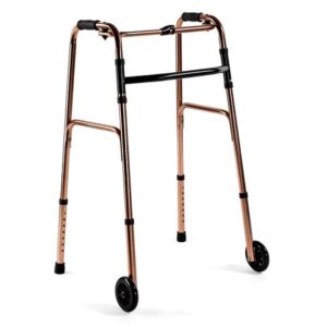 Lekki, składany chodzik z czarnymi rączkami, regulowanym wysokością i kółkami, przeznaczony do wsparcia chodzenia.