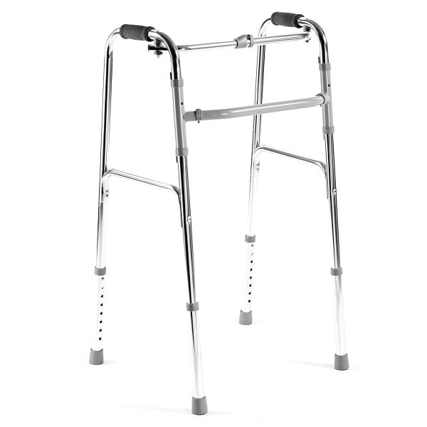 Lekki chodzik z metalową ramą i gumowymi końcówkami, przeznaczony do wsparcia podczas chodzenia.