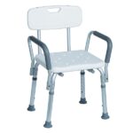 Kremowa toaleta prysznicowa z podnóżkiem, oparciem i antypoślizgowymi stopkami.