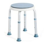 Stolik z metalowymi nogami i niebieskimi nakładkami, z regulacją wysokości i antypoślizgowymi stopkami.