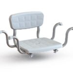 Siedzisko z oparciem i czterema ramionami, przeznaczone do montażu na ścianie, z kółkami do przesuwania.