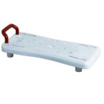 Łóżko ortopedyczne z czerwonym uchwytem i regulowanymi stopkami, przeznaczone do opieki nad pacjentami.