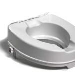 Toaleta przenośna z zamkniętą muszlą i uchwytem, przeznaczona do użytku w miejscach bez stałej infrastruktury sanitarne