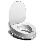 Przenośna toaleta z zamkniętym siedzeniem i otwartym pokrywą, na kółkach, w kolorze białym.