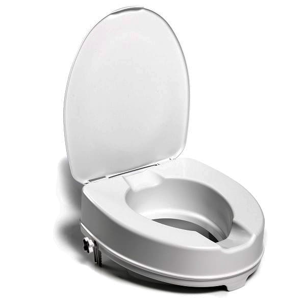 Przenośna toaleta z zamkniętym siedzeniem i otwartym pokrywą, na kółkach, w kolorze białym.