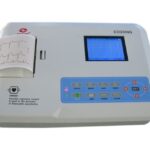 Automatyczny defibrylator z wyświetlaczem i wydrukiem, używany do ratowania życia podczas nagłych zatrzymań serca.