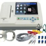 Urządzenie medyczne z ekranem dotykowym, przewodami, elektrodami i akcesoriami do diagnostyki serca.