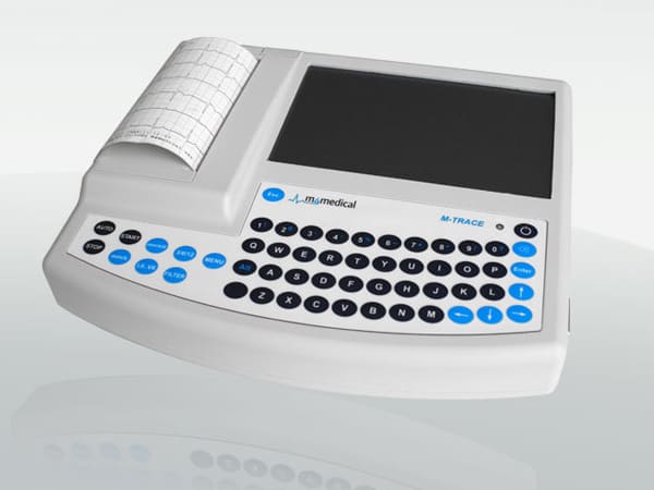 Przenośny aparat EKG z klawiaturą, ekranem i papierem do rejestrowania zapisów serca.