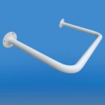 Uchwyt łazienkowy w kształcie litery L, zamocowany do ściany, na niebieskim tle.