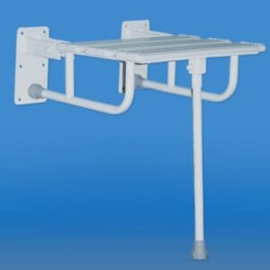 Podnośnik kąpielowy z białą ramą i regulowanym stołem, przeznaczony do ułatwiania kąpieli osobom niepełnosprawnym.