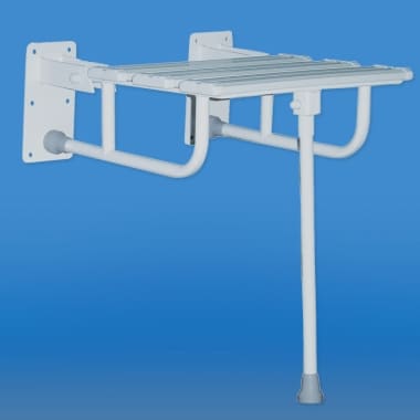 Podnośnik kąpielowy z białą ramą i regulowanym stołem, przeznaczony do ułatwiania kąpieli osobom niepełnosprawnym.