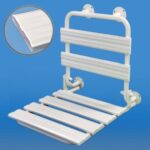 Biała, składana poręcz i platforma do wstawania, zbliżenie na elementy do montażu.