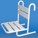 Biała, metalowa ławka na kółkach na niebieskim tle.