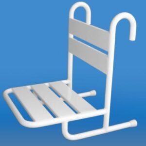 Biała, metalowa ławka na kółkach na niebieskim tle.