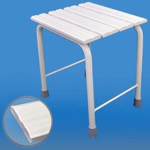 Stojak na buty z białymi plastikowymi panelami i metalowymi nogami, na niebieskim tle.