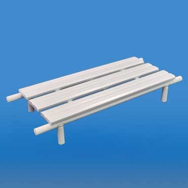 Biała ławka na czterech nogach na niebieskim tle.