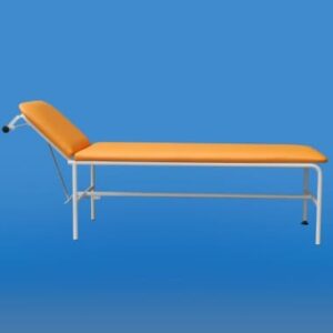 Łóżko do masażu z pomarańczowym materacem i zagłówkiem, na metalowej ramie, ustawione na niebieskim tle.