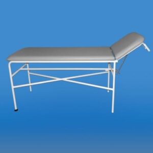 Stół do masażu z szarym materacem na metalowej, składanej ramie, ustawiony na niebieskim tle.