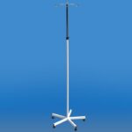 Stojak na kroplówki z metalowym ramieniem i kółkami na czarnych stopkach, ustawiony na niebieskim tle.