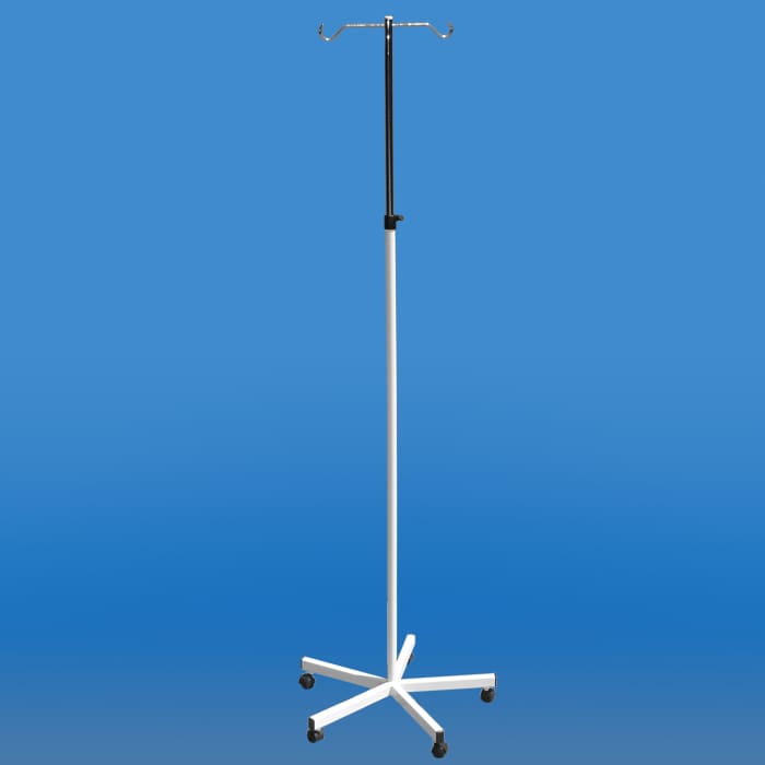 Stojak na kroplówki z metalowym ramieniem i kółkami na czarnych stopkach, ustawiony na niebieskim tle.