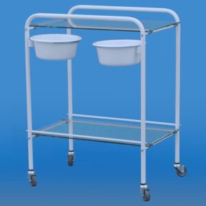 Stolik zabiegowy z miskami i szklanymi półkami.