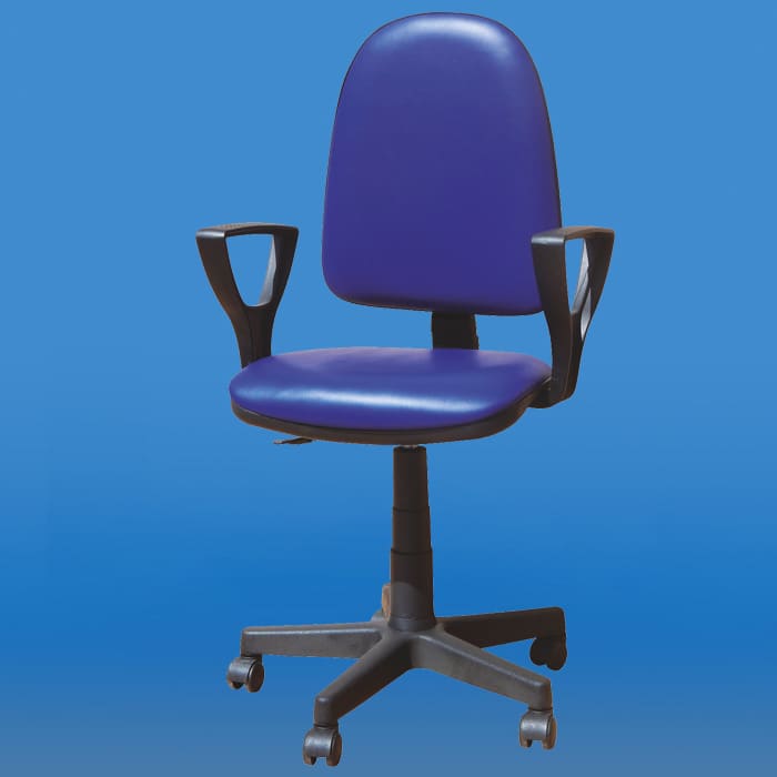 Fioletowe krzesło biurowe z czarnymi podłokietnikami na kółkach na niebieskim tle.