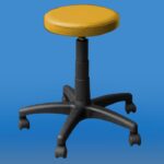 Obrotowe krzesło z żółtym siedziskiem, czarną regulowaną podstawą i kółkami na niebieskim tle.