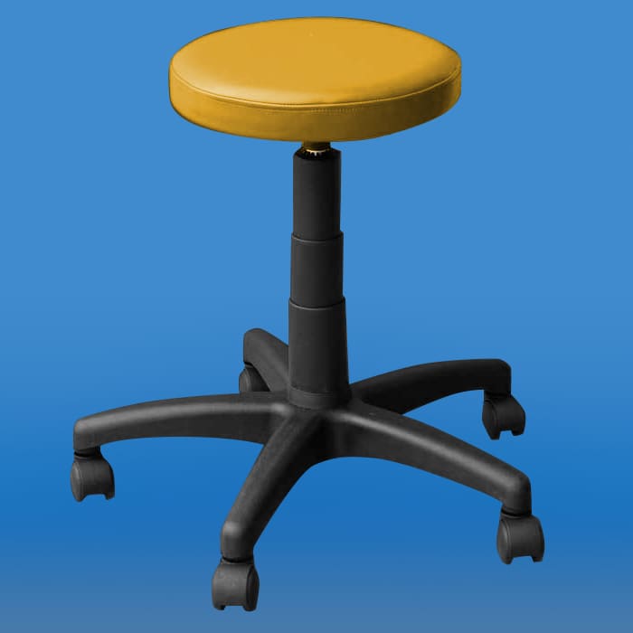 Obrotowe krzesło z żółtym siedziskiem, czarną regulowaną podstawą i kółkami na niebieskim tle.