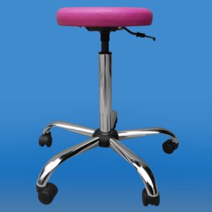 Krzesło obrotowe na kółkach z różowym siedziskiem i chromowanym stelażem, ustawione na niebieskim tle.