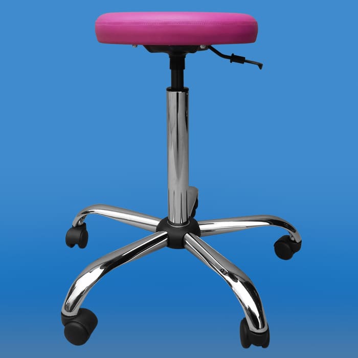 Krzesło obrotowe na kółkach z różowym siedziskiem i chromowanym stelażem, ustawione na niebieskim tle.