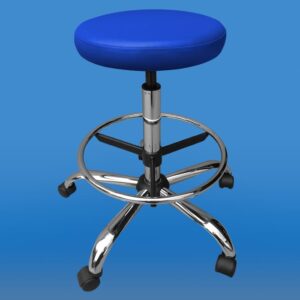 Obrotowe krzesło z niebieskim siedziskiem, metalową podstawą na kółkach i regulacją wysokości.