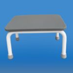 Stabilna podpora z szarym, miękkim siedziskiem i białymi, gumowymi stopkami na niebieskim tle.