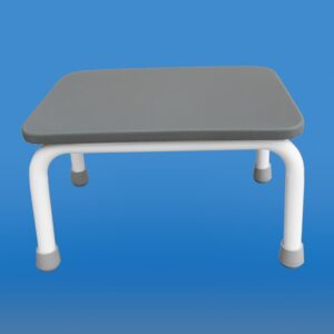 Stabilna podpora z szarym, miękkim siedziskiem i białymi, gumowymi stopkami na niebieskim tle.