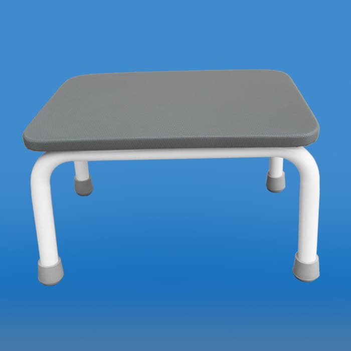 Stabilna podpora z szarym, miękkim siedziskiem i białymi, gumowymi stopkami na niebieskim tle.