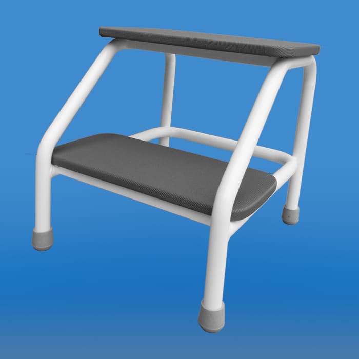 Stabilny stołek z czarnym siedziskiem i oparciem, biało-szare ramy, na niebieskim tle.