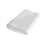 Biała, miękka pielucha lub wkładka higieniczna na łóżko lub materac.