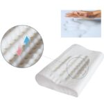 Poduszka ortopedyczna z wypustkami, pokazana z ręką do testowania miękkości i zbliżeniem na wypustki z oznaczeniem kieru