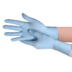 Para rękawic jednorazowych, jedna zakładana na dłoń, druga trzymająca.