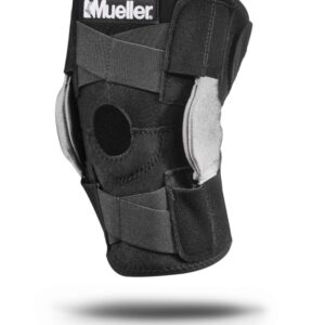 Ochraniacz na kolano marki Mueller z czarną i szarą konstrukcją, z elastycznymi paskami i otworem na rzep.