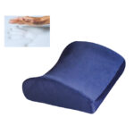 Poduszka ortopedyczna do siedzenia, pokryta ciemnoniebieskim materiałem, oraz ręka w rękawiczce myjąca powierzchnię.