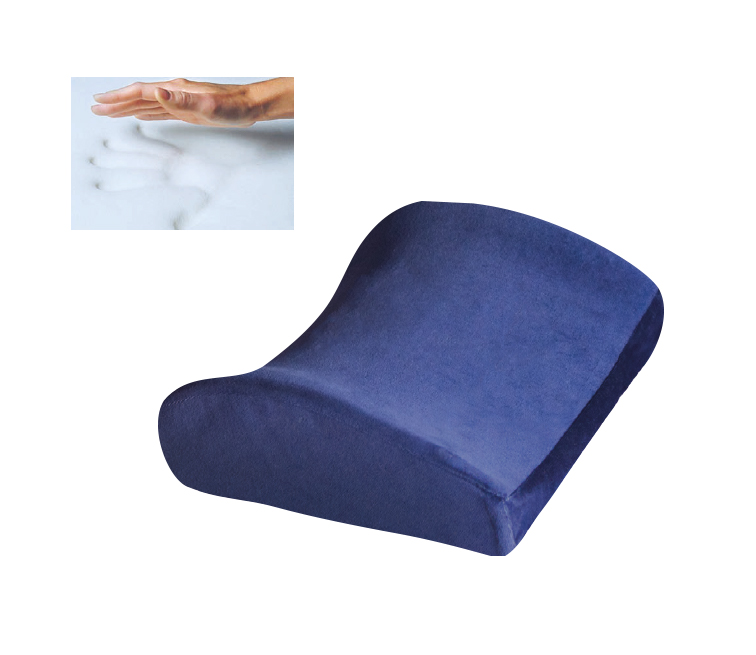 Poduszka ortopedyczna do siedzenia, pokryta ciemnoniebieskim materiałem, oraz ręka w rękawiczce myjąca powierzchnię.