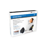 Poduszka ortopedyczna lędźwiowa z czarną pianką i specjalnym gumowym mocowaniem, osoba relaksująca się na fotelu.