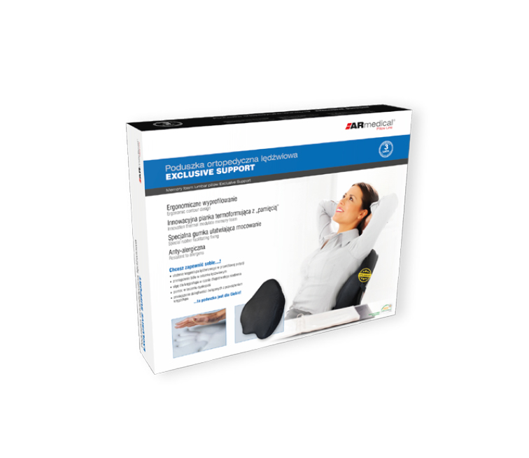 Poduszka ortopedyczna lędźwiowa z czarną pianką i specjalnym gumowym mocowaniem, osoba relaksująca się na fotelu.