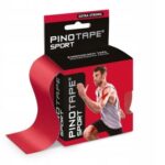 Taśma sportowa PINOTAPE SPORT w czerwonym opakowaniu z mężczyzną w sportowej pozie.