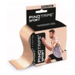 Kinesiology tape PINOTAPE SPORT na rękę i nogę, opakowanie z mężczyzną w sportowej pozie, biało-czarna i beżowa kolor